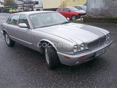Usado Jaguar XJ8 Executive 240 CV (176 kW) 2002 Gris / plata Berlina