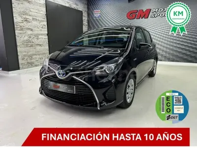 Usado Toyota Yaris Hybrid Active 100 CV (73 kW) 2017 Negro Berlina