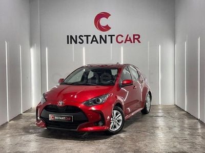 Usado Toyota Yaris 125 CV (91 kW) 2022 Granate Utilitario