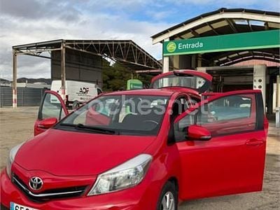Usado Toyota Yaris Active 99 CV (72 kW) 2013 Rojo Berlina