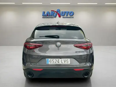Usado Alfa Romeo Stelvio Sprint 190 CV (139 kW) 2021 Gris / plata SUV