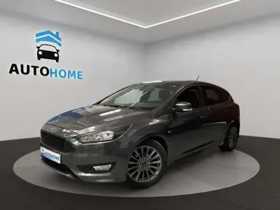 Usado Ford Focus ST-Line 120 CV (88 kW) 2018 Gris / plata Berlina