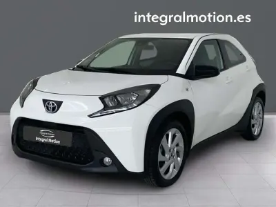 Usado Toyota Aygo X Play 72 CV (52 kW) 2025 Blanco SUV