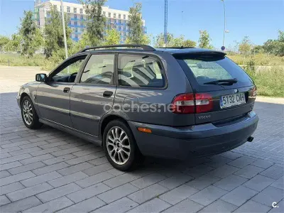 Usado Volvo V40 109 CV (80 kW) 2003 Gris / plata Familiar