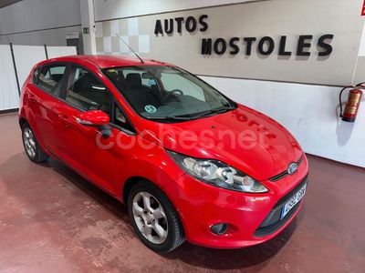 Usado Ford Fiesta Trend 68 CV (50 kW) 2009 Rojo Utilitario