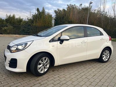Usado Kia Rio 84 CV (61 kW) 2016 Blanco Berlina