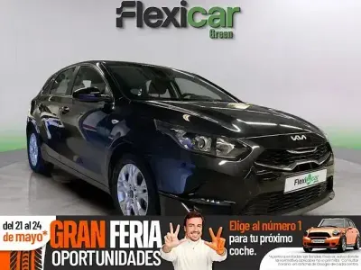 Usado Kia Ceed 136 CV (100 kW) 2023 Negro Utilitario