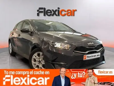 Usado Kia Ceed 136 CV (100 kW) 2023 Gris / plata Utilitario