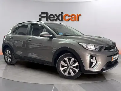 Usado Kia Stonic 120 CV (88 kW) 2022 Gris SUV