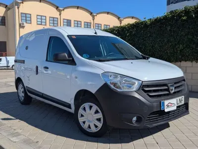 Usado Dacia Dokker Essentiel 109 CV (80 kW) 2021 Blanco Monovolumen