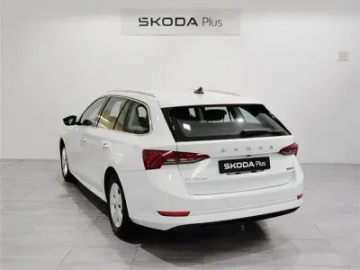 Usado Skoda Octavia Ambition 110 CV (80 kW) 2021 Blanco Familiar