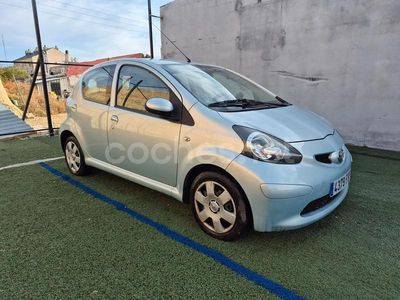 Usado Toyota Aygo 68 CV (50 kW) 2006 Azul Utilitario