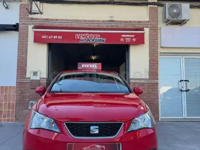 Usado Seat Ibiza I-Tech 90 CV (66 kW) 2014 Rojo Berlina