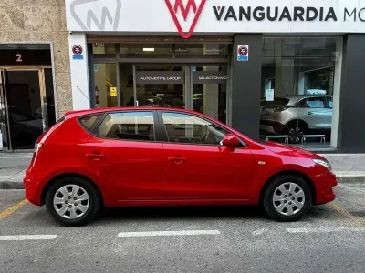Usado Hyundai i30 Comfort 109 CV (80 kW) 2007 Rojo Utilitario