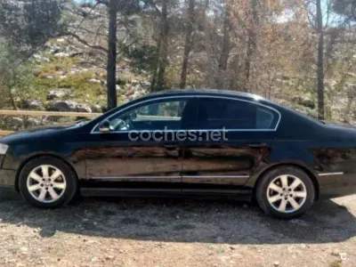 Usado VW Passat Highline 140 CV (102 kW) 2007 Negro Berlina