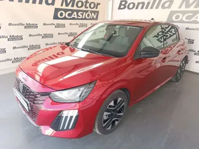 Usado Peugeot 208 Allure 101 CV (74 kW) 2024 Rojo Utilitario