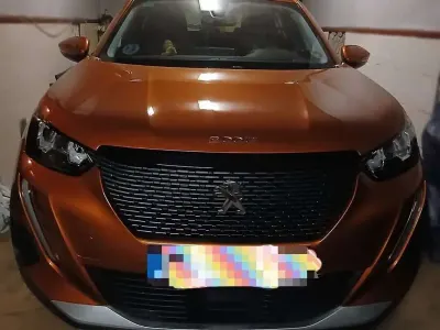 Usado Peugeot 2008 Allure 102 CV (75 kW) 2020 Naranja SUV