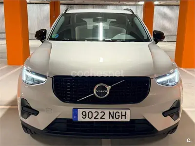 Usado Volvo XC40 Plus 163 CV (119 kW) 2025 Gris / plata SUV
