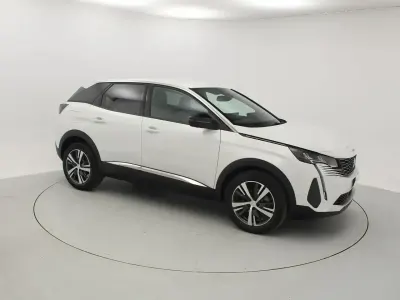 Usado Peugeot 3008 Allure 131 CV (96 kW) 2023 Gris SUV