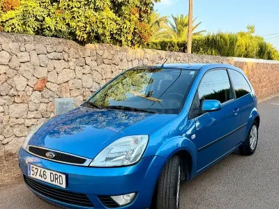 Usado Ford Fiesta Ambiente 68 CV (50 kW) 2005 Azul Utilitario