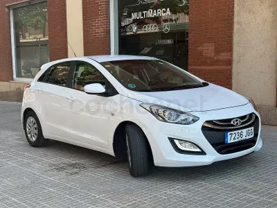 Usado Hyundai i30 100 CV (73 kW) 2016 Blanco Berlina
