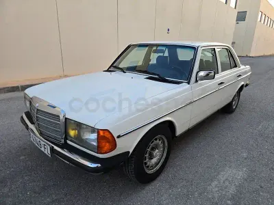 Usado Mercedes 200 140 CV (102 kW) 1982 Blanco Familiar