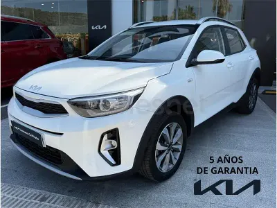 Usado Kia Stonic 100 CV (73 kW) 2024 Blanco SUV