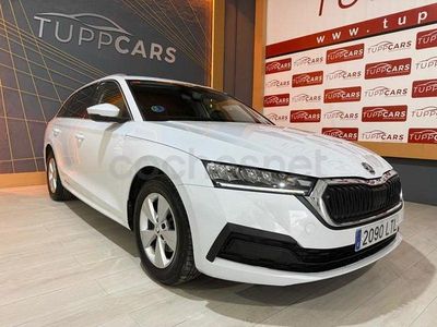Usado Skoda Octavia 110 CV (80 kW) 2021 Blanco Familiar
