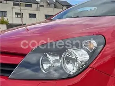 Käytetty Opel Astra GTC Enjoy 105 HP (77 kW) 2005 Punainen Sedan