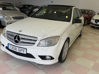 Używany Mercedes C220 Avantgarde 170 KM (125 kW) 2009 Biały Sedan/Limuzyna