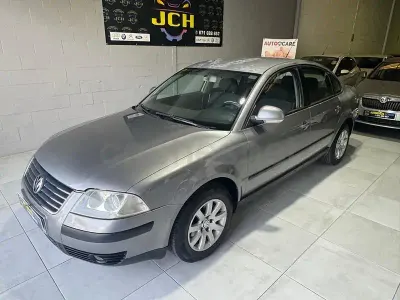 Usado VW Passat Comfortline 130 CV (95 kW) 2004 Gris / plata Berlina