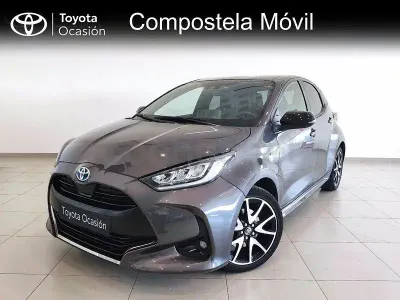 Usado Toyota Yaris Hybrid Style 116 CV (85 kW) 2022 Gris / plata Berlina