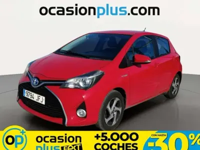Usado Toyota Yaris Hybrid Active 99 CV (72 kW) 2015 Rojo Utilitario