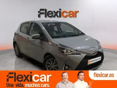 Usado Toyota Yaris Active 69 CV (50 kW) 2020 Gris Berlina