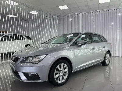 Usado Seat Leon Style 115 CV (84 kW) 2019 Gris / plata Familiar
