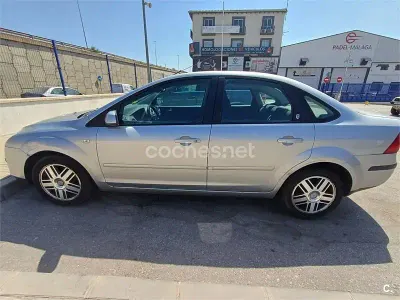 Usado Ford Focus Ghia 100 CV (73 kW) 2006 Gris / plata Berlina