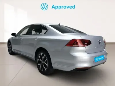 Usado VW Passat Executive 120 CV (88 kW) 2020 Gris plata Berlina