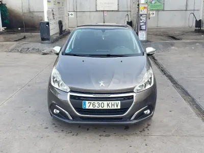 Usado Peugeot 208 Active 82 CV (60 kW) 2018 Gris / plata Utilitario
