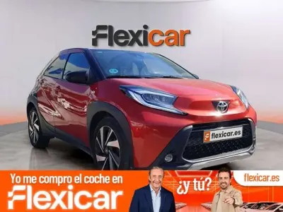 Usado Toyota Aygo Live 68 CV (50 kW) 2022 Rojo Utilitario