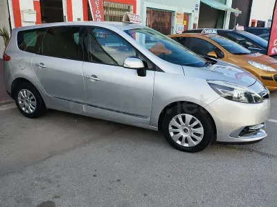 Usado Renault Grand Scénic Bose Edition 130 CV (95 kW) 2015 Gris / plata Monovolumen