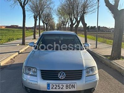 Usado VW Passat Highline 130 CV (95 kW) 2002 Gris / plata Berlina