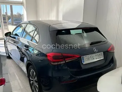 Usado Mercedes A180 122 CV (89 kW) 2019 Azul Berlina