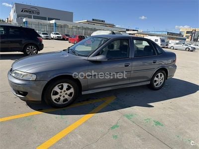 Usado Opel Vectra Sport 125 CV (91 kW) 2000 Gris / plata Berlina