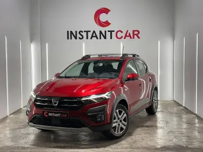 Usado Dacia Sandero Comfort 91 CV (66 kW) 2022 Granate Berlina