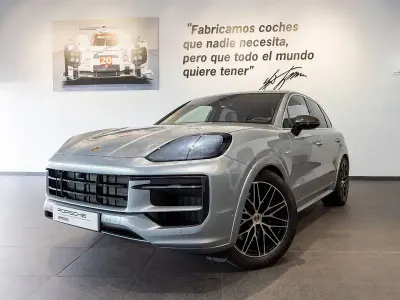 Usado Porsche Cayenne E-Hybrid 470 CV (345 kW) 2025 Gris / plata SUV