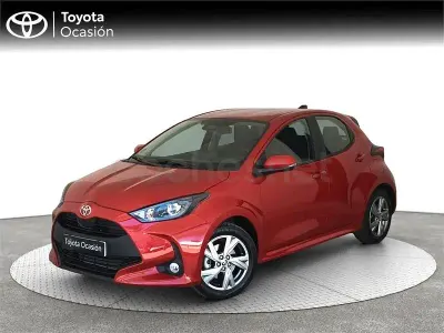 Usado Toyota Yaris Hybrid Active 116 CV (85 kW) 2025 Rojo Monovolumen