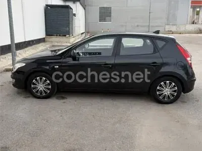 Käytetty Hyundai i30 Classic 90 HP (66 kW) 2009 Musta Sedan