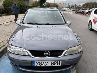 Gris / plata Usado 2001 Opel Vectra Elegance Berlina | 2500 €