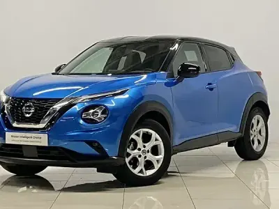 Usado Nissan Juke N-Connecta 114 CV (83 kW) 2021 Carroceria bitono magnetic blue midnight black SUV