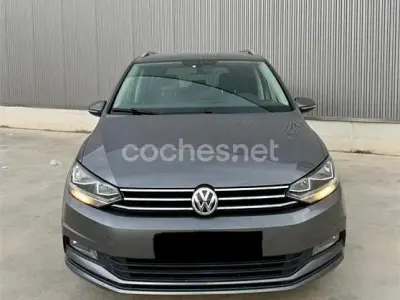 Usado VW Touran Advance 150 CV (110 kW) 2017 Gris / plata Monovolumen